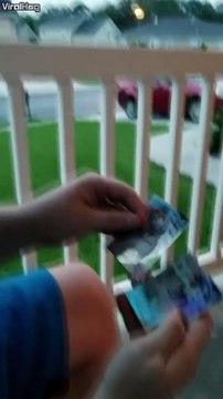 Sa femme lui révèle qu'elle va lui donner son rein avec des cartes de baseball.. Emouvant