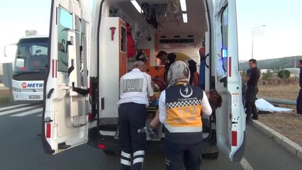 Otomobil Aydınlatma Direğine Çarptı: 2 Yaralı