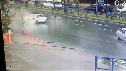 Beyoğlu'nda Yaşanan Kaza Güvenlik Kamerasına Yansıdı