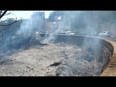 Napoli - Incendi, de Magistris: Un attentato alla nostra terra (18.07.17)