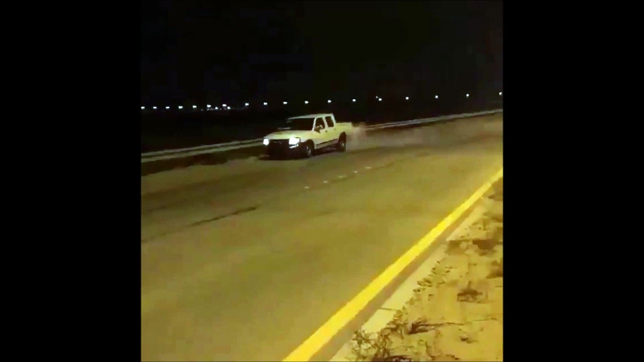 A +- 300 km/h il évite de justesse de s'encastrer dans un pick-up avec sa moto.