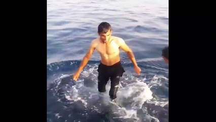 Un pêcheur iranien surfe sur un requin-baleine