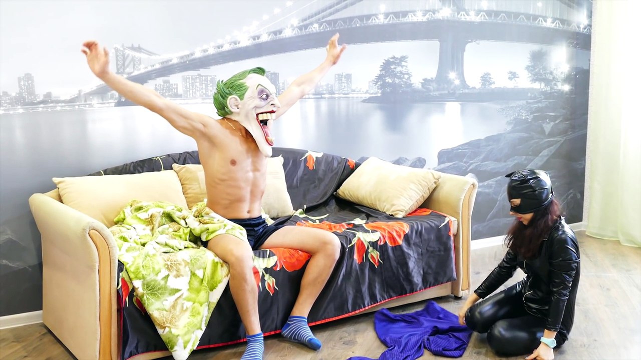 Joker have a trouble with his HAND! Crazy Hand! Doctor Marian severed hand Joker. Who wore it؟ How؟