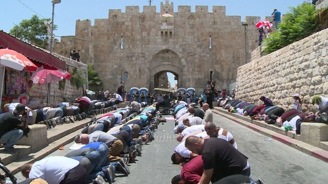 Jérusalem: prière à l'extérieur de l'esplanade des Mosquées