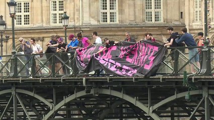 Paris: action LGBT contre la politique migratoire de Macron
