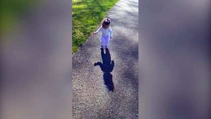 Une petite fille a peur de son ombre !
