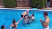 Un Grand-père de 79 ans fai un back flip merveilleux dans une piscine