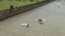Su Kanalında Yüzen Çocuklara Polis Müdahalesi