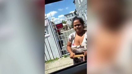 Une mère brise les vitres de son ex-mari sans se soucier des enfants à l'intérieur !