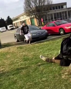 Cet ados s'est presque brisé la nuque en ratant son saut... Violent le FAIL