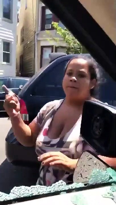 Elle va détruire la voiture de son ex-mari alors que ses enfants sont dedans... pas contente!!!!