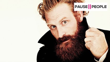 Kristofer Hivju s'amuse avec des figurines Game of Thrones