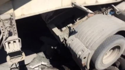 Yağmurun Yumuşattığı Yol, Tır'ı Yuttu