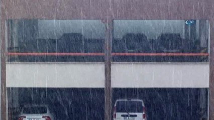 Aniden Bastıran Yağış Caddeleri Göle Çevirdi