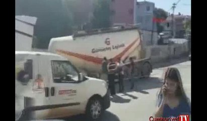 Yol çöktü, beton kamyonu içine düştü
