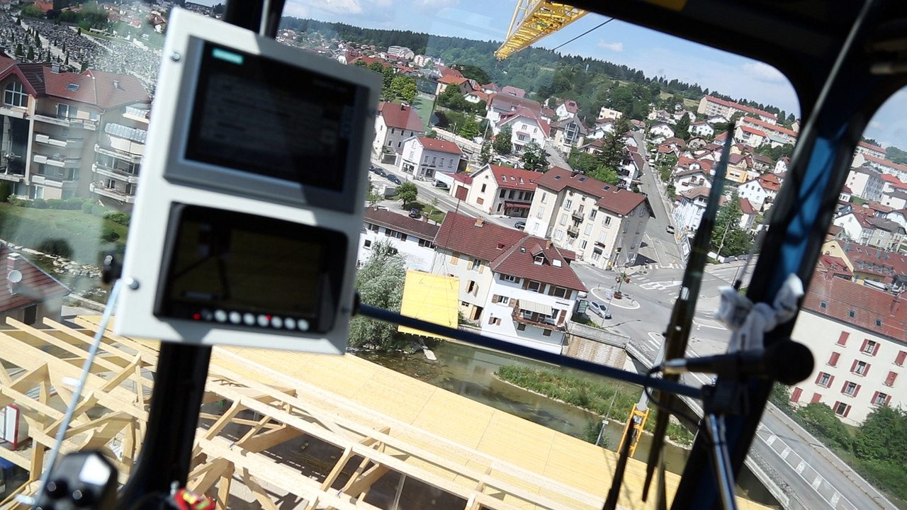 Pontarlier Embarqué dans une grue spéciale au-dessus du Petit cours