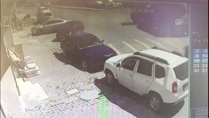 Sultangazi'de Tır, Çöken Yola Saplandı