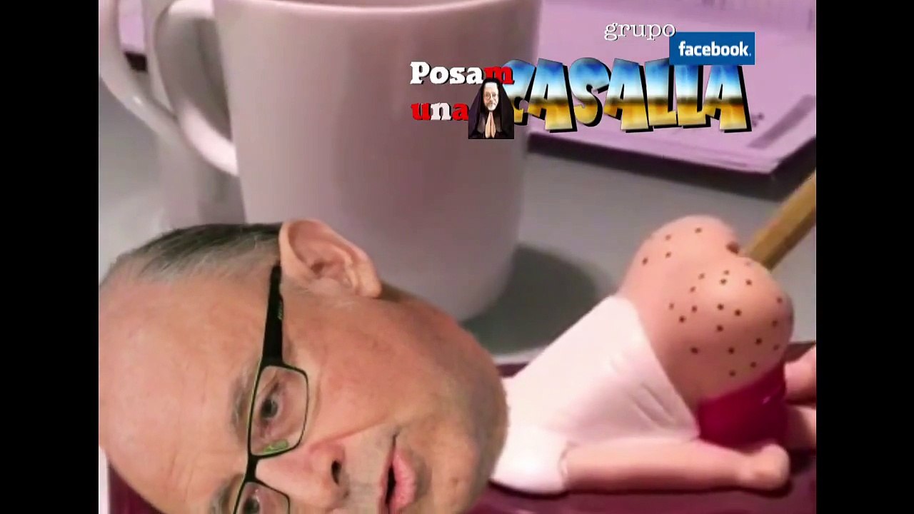 El Sr. Montoro Ministro de Hacienda tomando de su medicina.