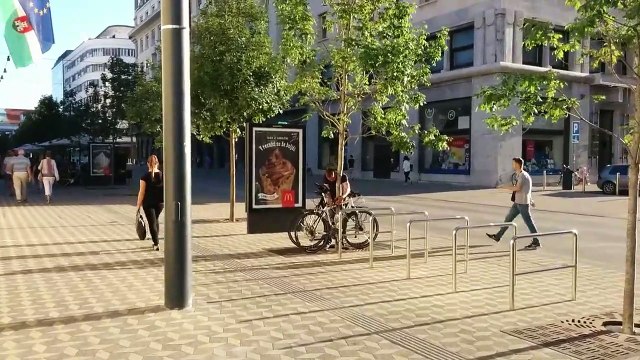Un homme essayant de voler un vélo est pris en flagrant délit !!