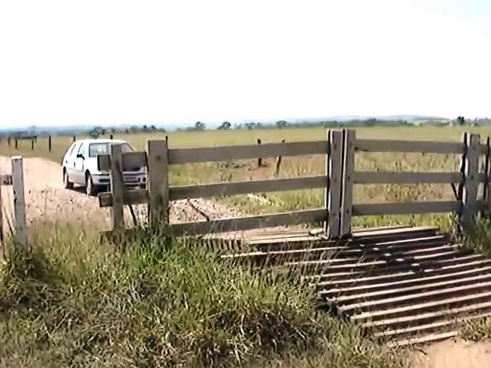 Parecia Um Portão De Madeira Normal... Mas Espere Até O Carro Se Aproximar!