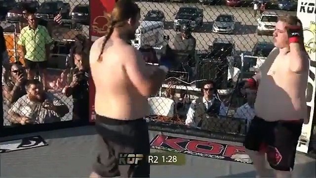Un combattant poids-lourd MMA vomit en plein match !!