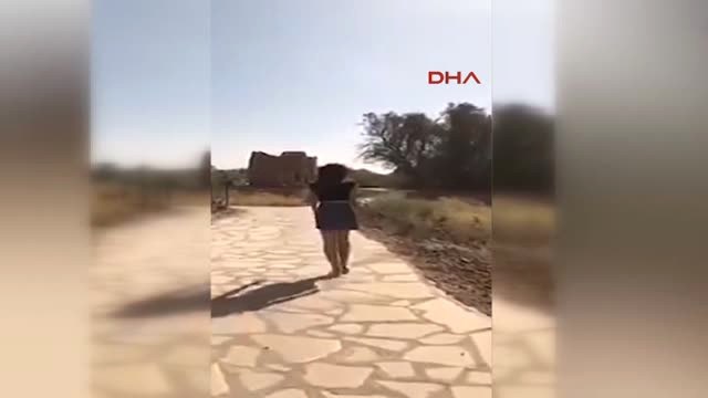 Suudi Arabistan'da Kısa Eteği Nedeniyle Gözaltına Alınan Kadın Serbest Bırakıldı