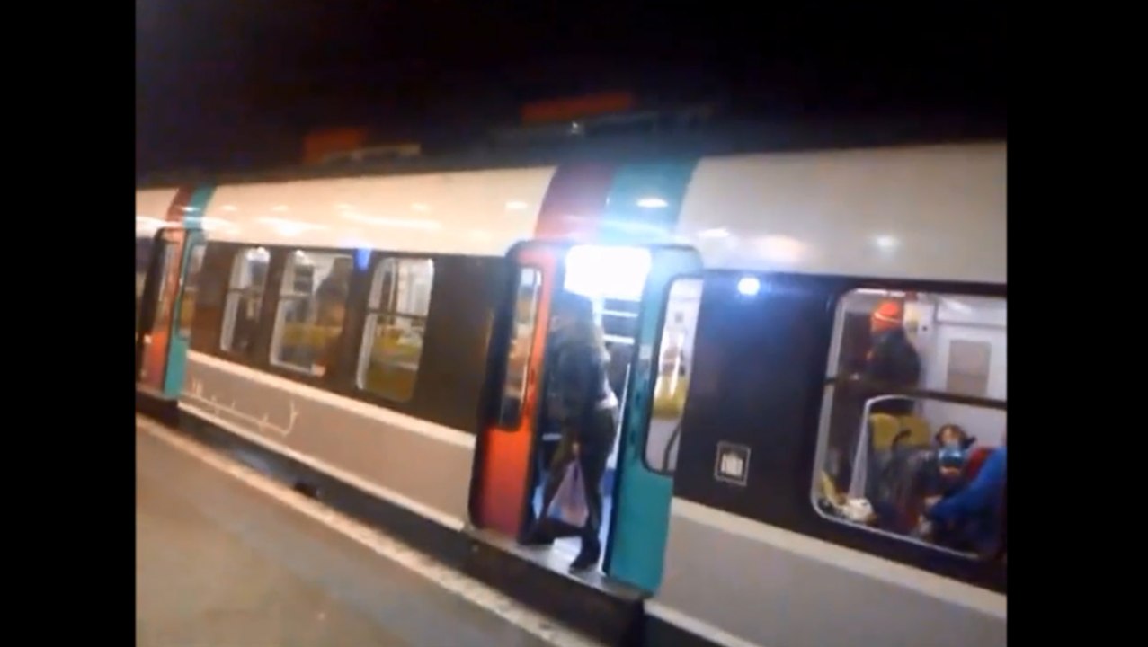 Cette femme vas regretter d'avoir bloquer les portes du métro.