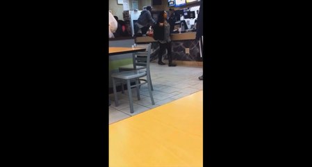 Un employé de McDo craque et frappe des clients.