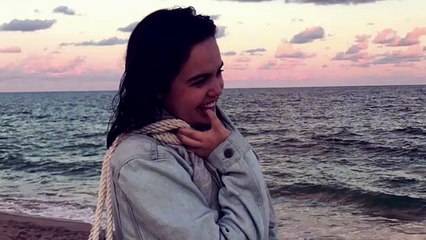Alex Lange kissing Bailee Madison