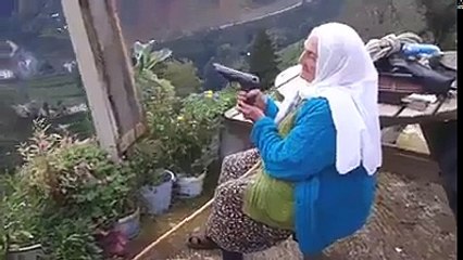 خانوم ۹۰ ساله اهل منطقه دریای سیاه برای خوشحالی تپانچه خالی میکند.