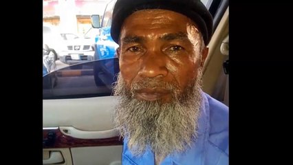 استهزئوا به لكونه عامل نظافة يتأمل مجوهرات.. لكن هناك من فاجأه !!