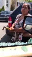Dominicana destroza auto a martillazos