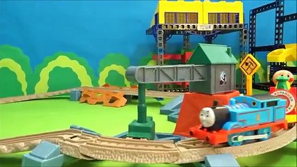 機関車トーマスとアンパンマンとバイキンマンが失われた王冠のレールセットを走ってるよぉ～ Anpanman ゆうぴょん 694