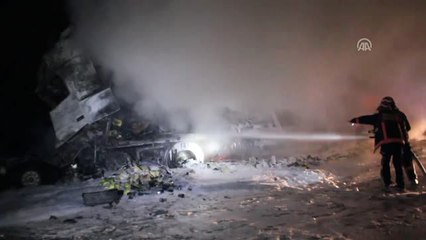 Kamyona Çarpan Tır Alev Aldı: 2 Ölü
