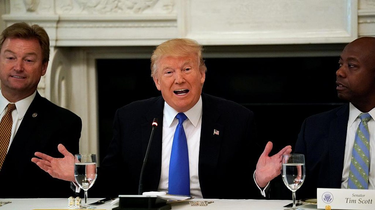 Trump ai senatori: ''piano per la sanità prima di partire in vacanza''