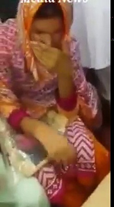 مین بازار ڈسکہ میں عورتین کپڑا چوری کرتی پکڑی گئی تو دیکھیں اس بیغرت دوکانداروں نے اس کے ساتھ کیا کیا》》کیا یہ طریقہ صیح تھا یا غلط