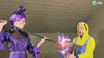 Frozen Elsa & Spiderman EATS ELSA w/ Maleficent, Hulk, Spidergirl Superheroes in Real Life