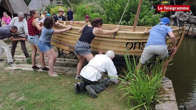 Pleumeur-Bodou (22). Village gaulois : un nouveau bateau mis à l'eau