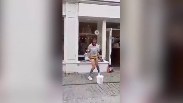 Un danseur de rue qui n'a pas peur de se ridiculiser... Ahaha