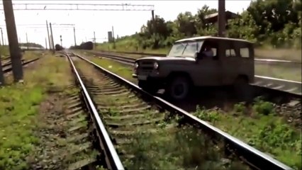 Il essaie de traverser une voie ferrée avec son 4x4 et c'est le drame... FAIL