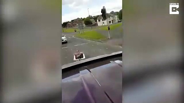 Accroché à une voiture dans une baignoire, une bière à la main... WTF