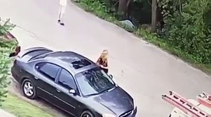 Cette femme raye une voiture à coup de clé... Flag