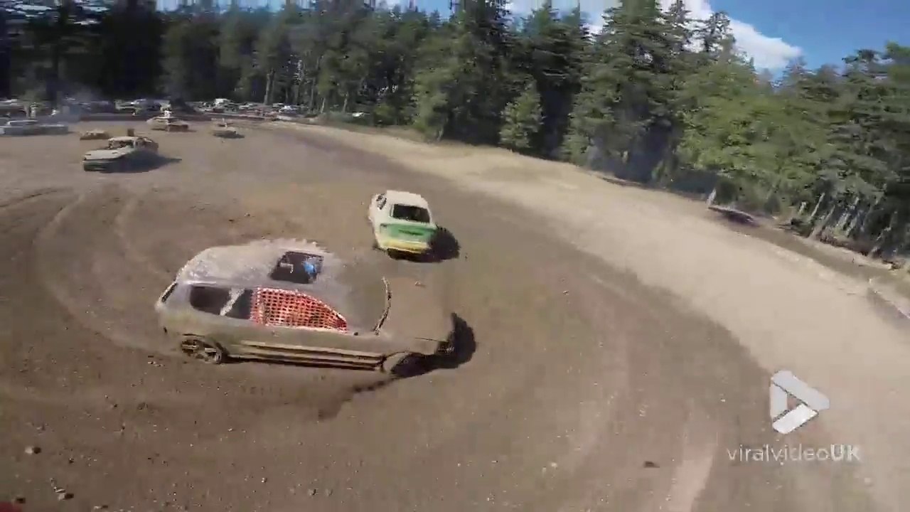 Il filme une compétition de démolition de voiture avec son drone - Demolition Derby