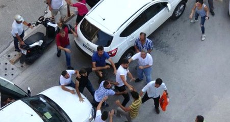 Trafikte Sürücülerin Yol İsteme Tartışması Uçan Tekmeli Kavgaya Dönüştü