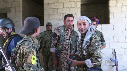 اطباق منزلية ومثلجات لمقاتلي الرقة من قوات سوريا الديموقراطية