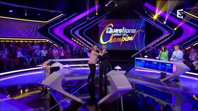 Questions pour un champion : Samuel Etienne met les mains aux fesses à une candidate !