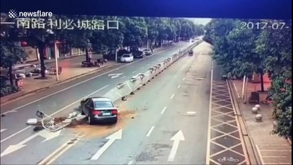 Car crash sets off amazing fence domino effect