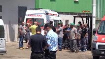 Adana'da Çatıya Çıkartılan Işçilerin Bulunduğu Vinç Sepeti Halatının Kopması Sonucu Düştü-1