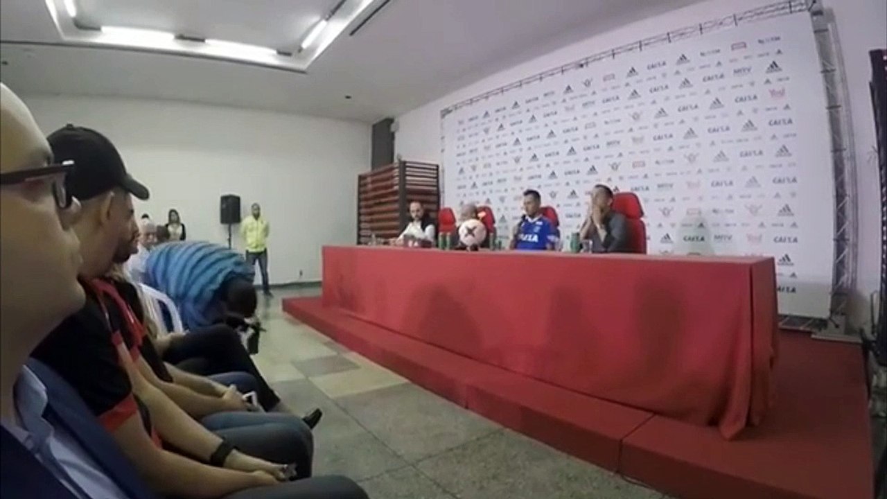 Quand tu veux prendre une photo de trop près discrètement !