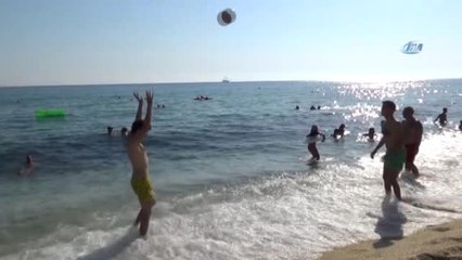 Alanya'da Plajlar Doldu Taştı